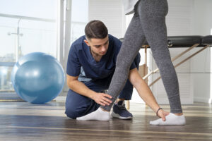 Atleta recebendo tratamento de um fisioterapeuta esportivo em Curitiba