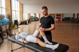 "Atleta recebendo massagem esportiva em uma clínica de fisioterapia, promovendo a recuperação muscular e a prevenção de lesões através do recovery esportivo."